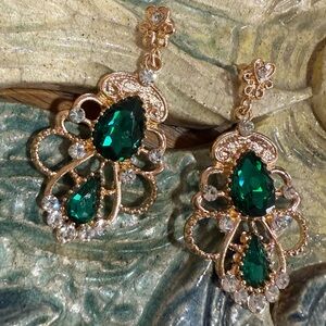 Luxurious Emerald and Gold Filigree Earrings